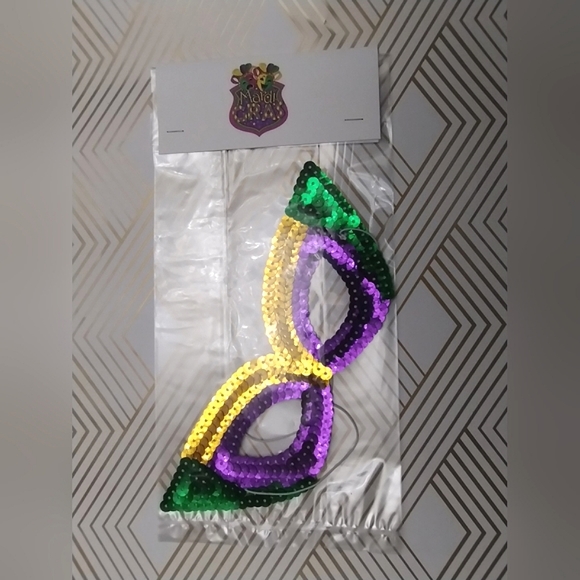New Mardi Gras Sequins Mask - Picture 4 of 6